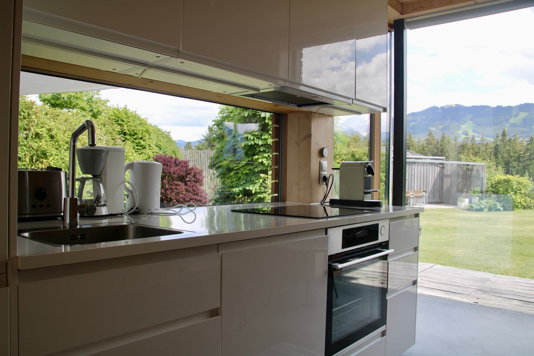 Vollausgestattete Küche mit Panoramafenster und Bergblick – Ferienwohnung Ramsau am Dachstein