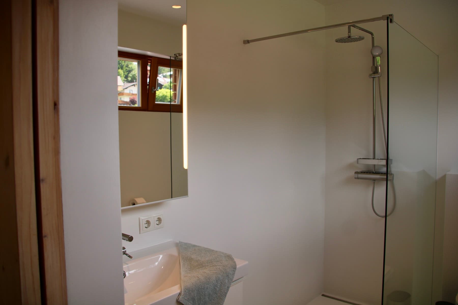 Modernes Badezimmer mit begehbarer Dusche – Ferienwohnung Ramsau am Dachstein