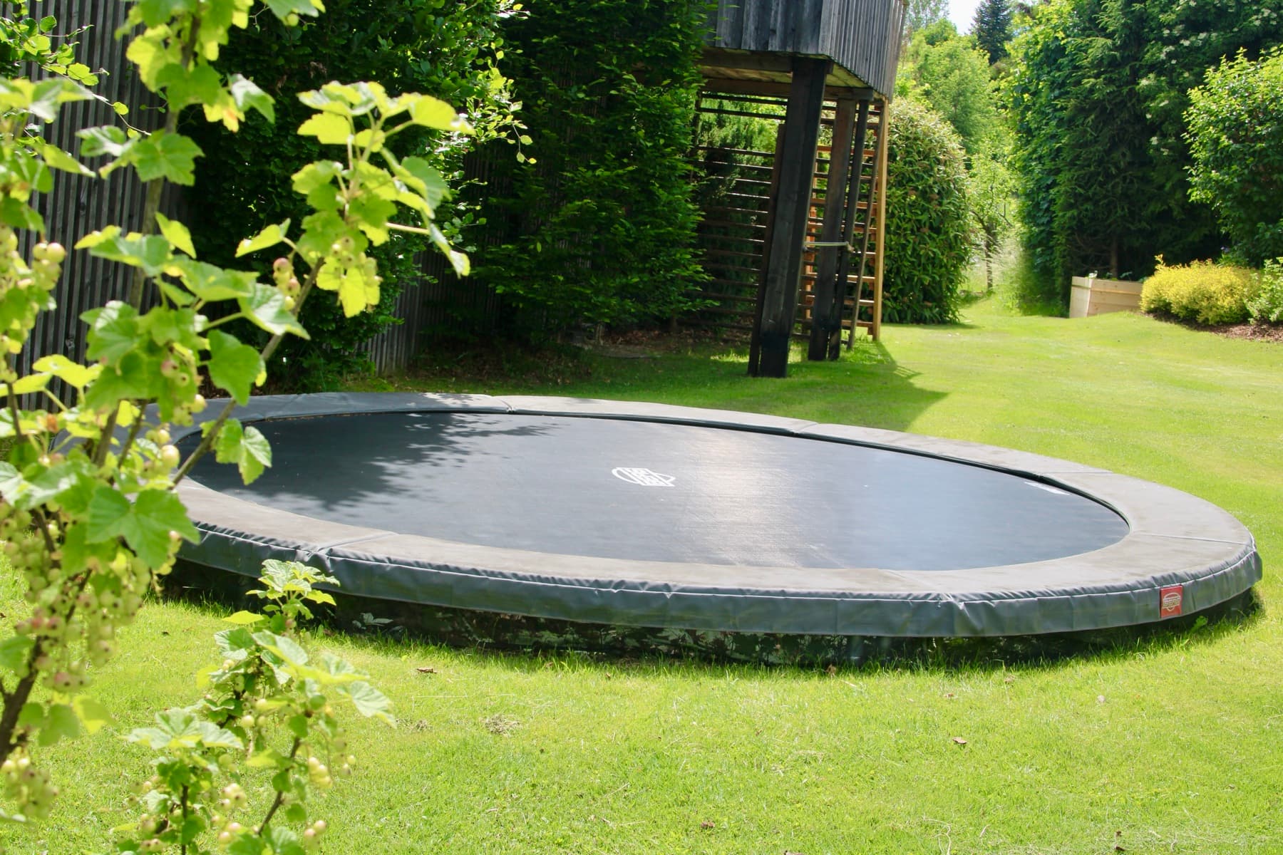 Versenktes Trampolin im Garten – Ferienwohnung Ramsau am Dachstein