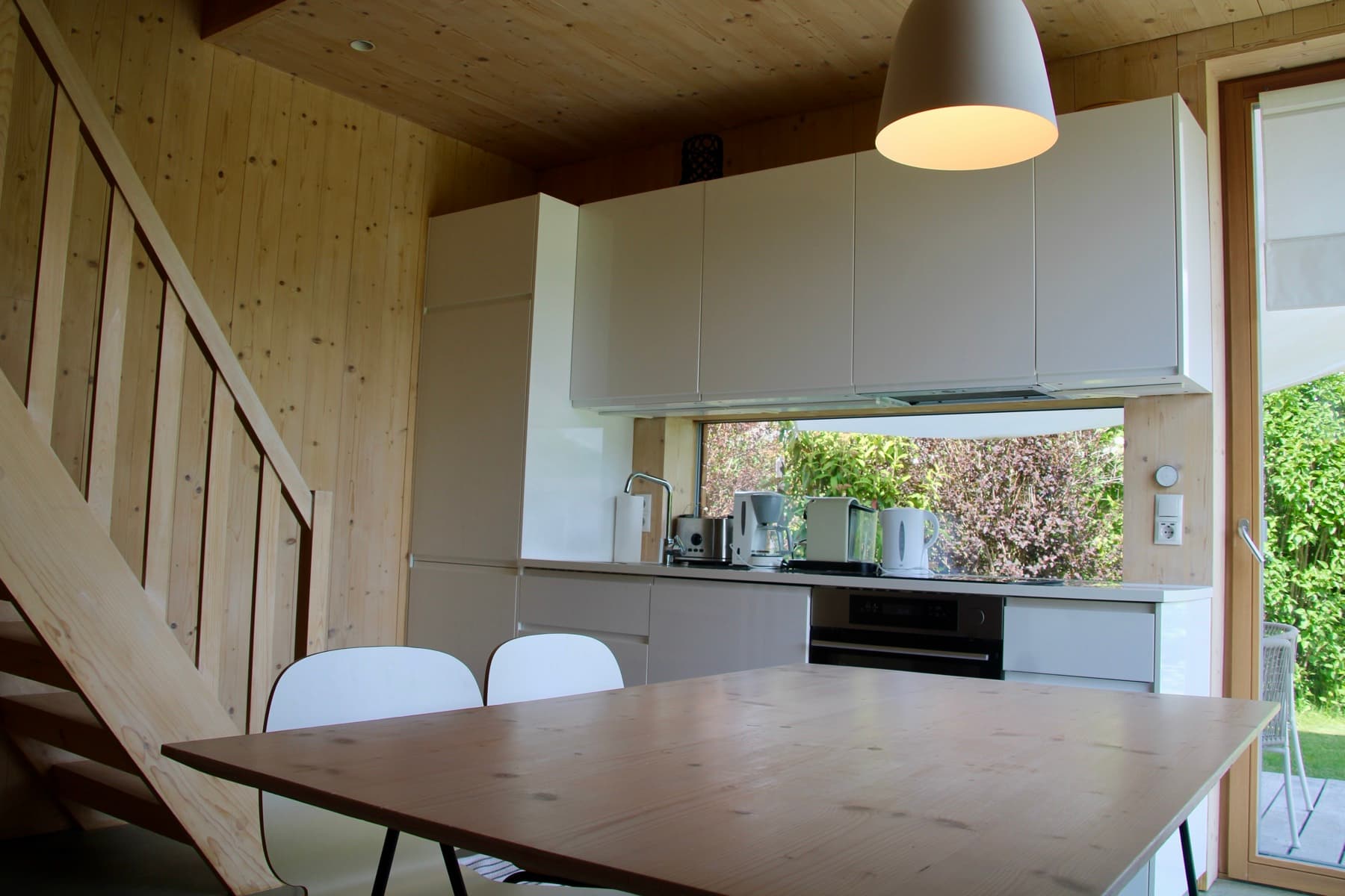 Offene Küche mit Essbereich und Gartenblick – Apartment Ramsau Schladming-Dachstein