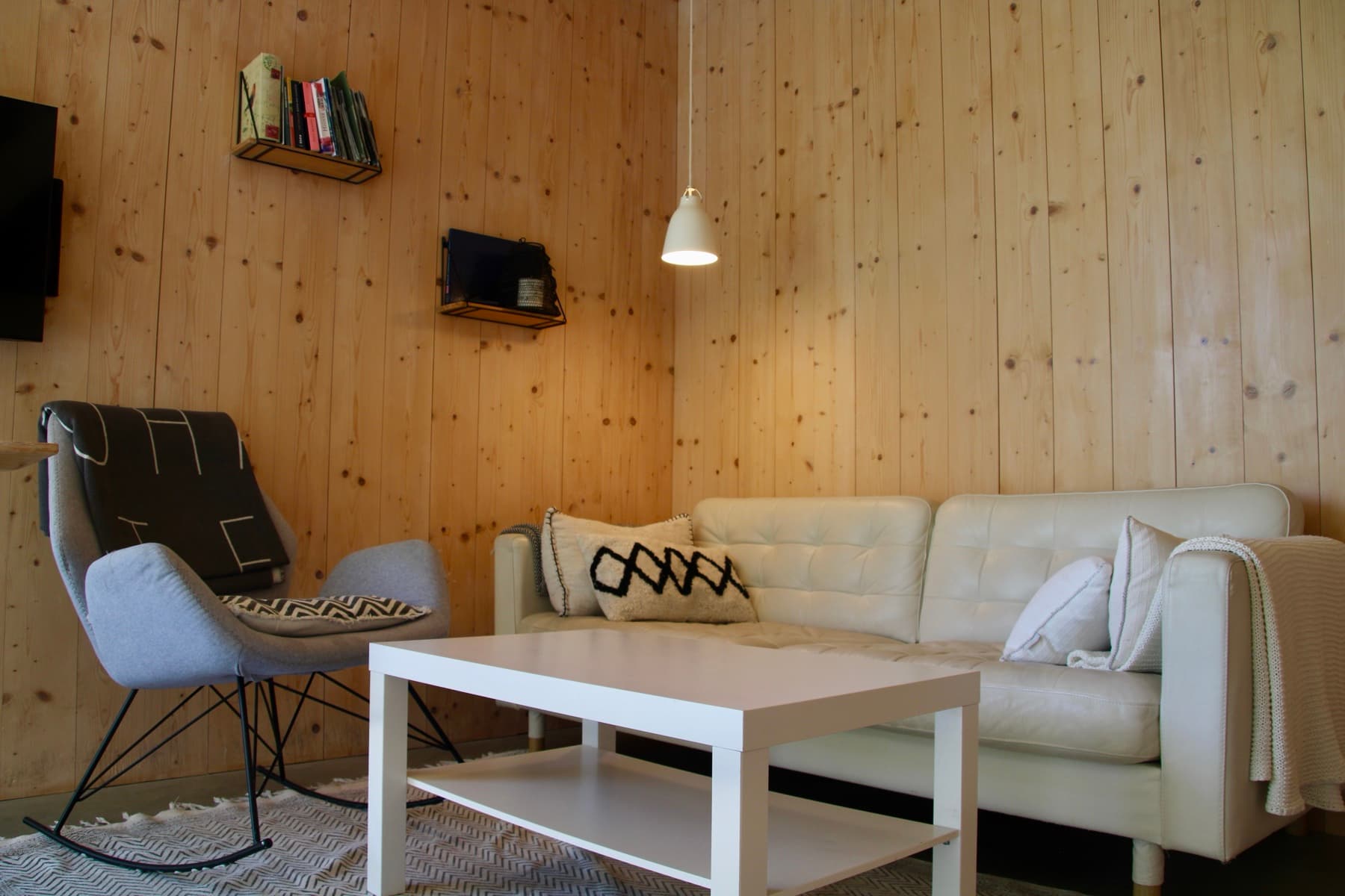 Wohnzimmer mit Holzwänden und Sofa – Apartment Berglinie Ramsau am Dachstein