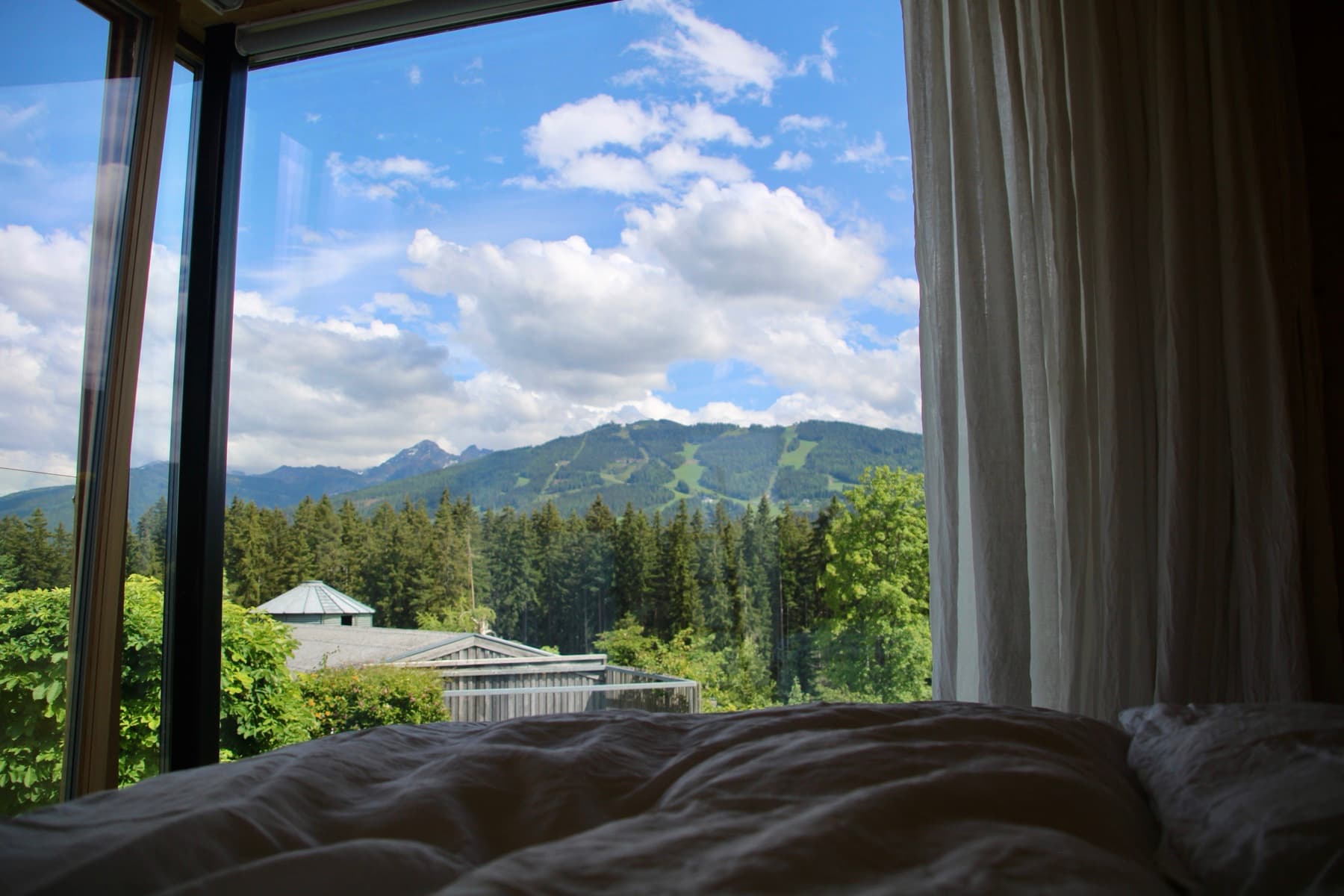 Blick auf die Planai durch das Schlafzimmerfenster – Apartment Berglinie Ramsau Schladming-Dachstein